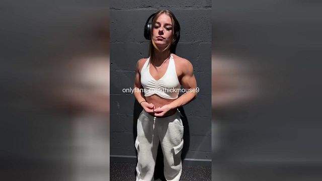 18yo TikTok Live Stretching Mishap: Full Pussy Reveal!