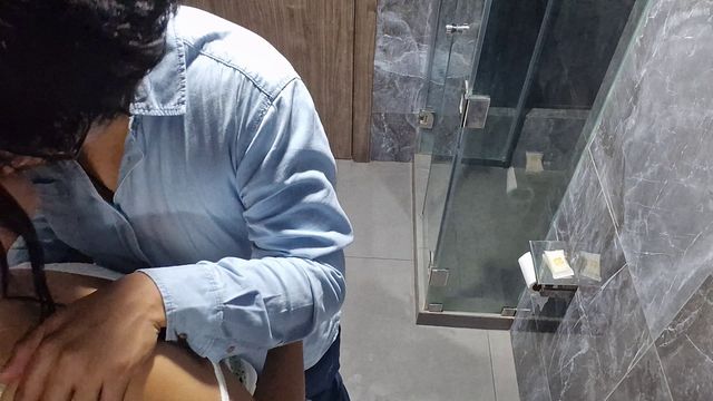 mi novia y yo nos encerramos en el baño del restarurante